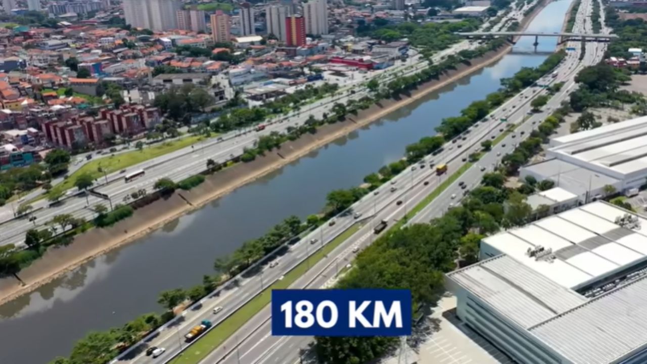 Transporte hidroviario urbano en São Paulo utiliza eco puertos y esclusas, depende de ríos recuperados y promete movilidad urbana más rápida con integración de modales.