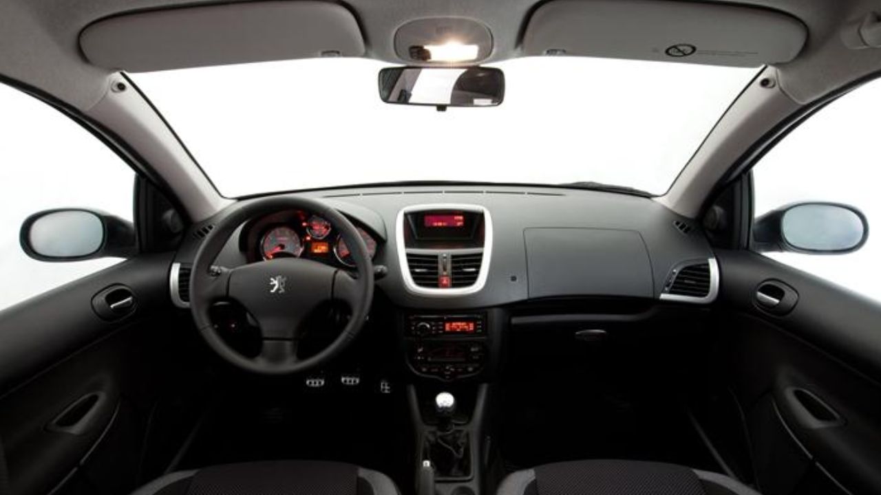 Sete carros usados realmente bons, baratos e econômicos para 2026 Palio, Celta, Gol G4, Ka, Clio, Peugeot 206207 e Uno Mille com manutenção barata (9)