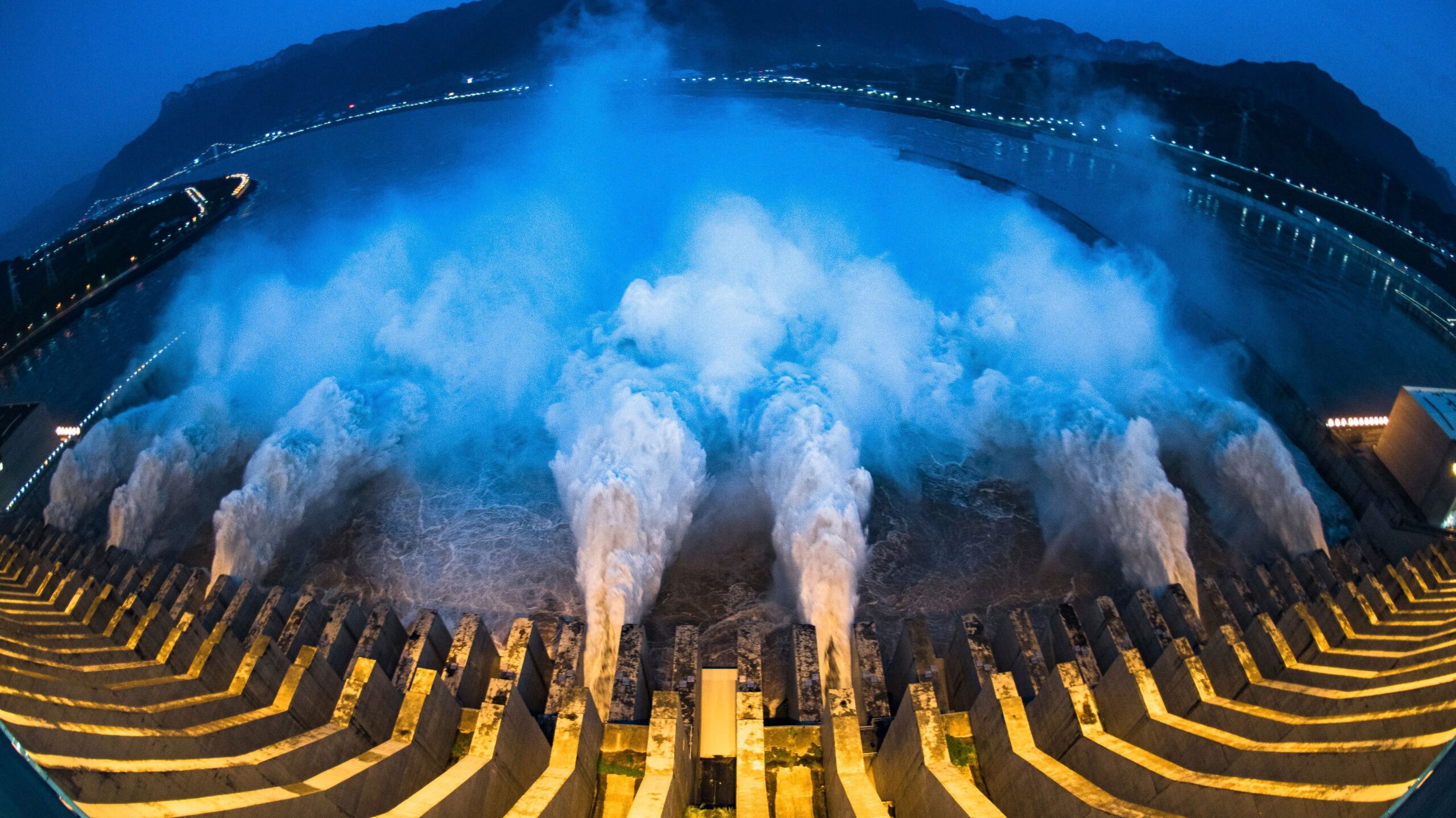 Com 27,2 milhões de m³ de concreto, 463 mil toneladas de aço, 2.335 metros de extensão e a maior capacidade hidrelétrica já instalada no planeta, a Three Gorges Dam se tornou um dos maiores colossos estruturais da história da engenharia mundial