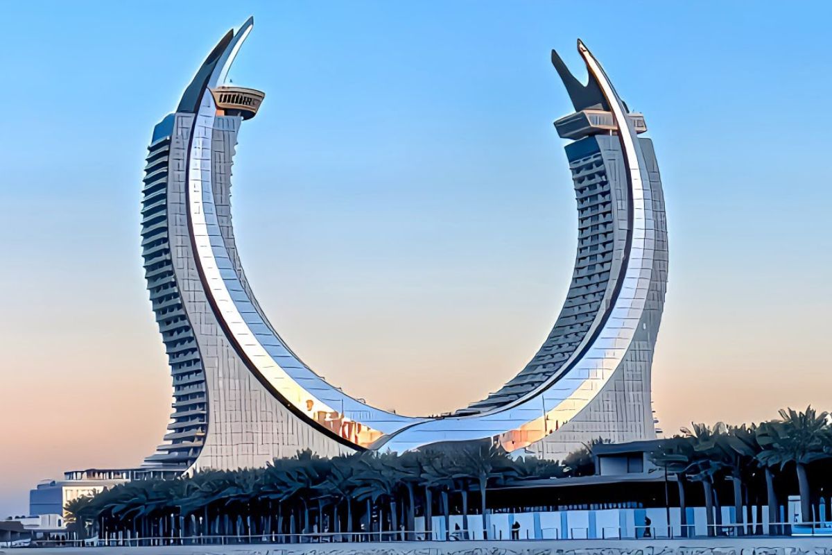 As torres gêmeas Katara em Lusail abrigam o Raffles Doha, hotel de ultra luxo só de suítes, e consolidam o Catar como vitrine de arquitetura icônica e serviços exclusivos no Golfo.
