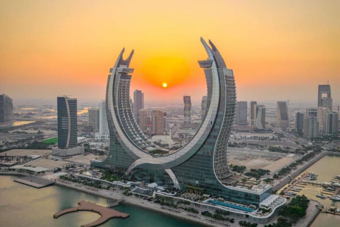 Las torres gemelas Katara en Lusail albergan el Raffles Doha, hotel de ultra lujo solo de suites, y consolidan a Catar como vitrina de arquitectura icónica y servicios exclusivos en el Golfo.