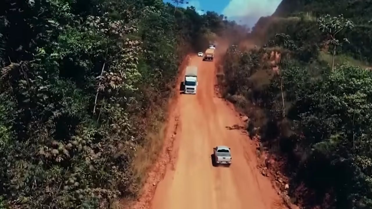 La Transamazónica es una carretera marcada por pavimentación incompleta, desafíos de ingeniería y licenciamiento ambiental que explican tramos de asfalto y barro.
