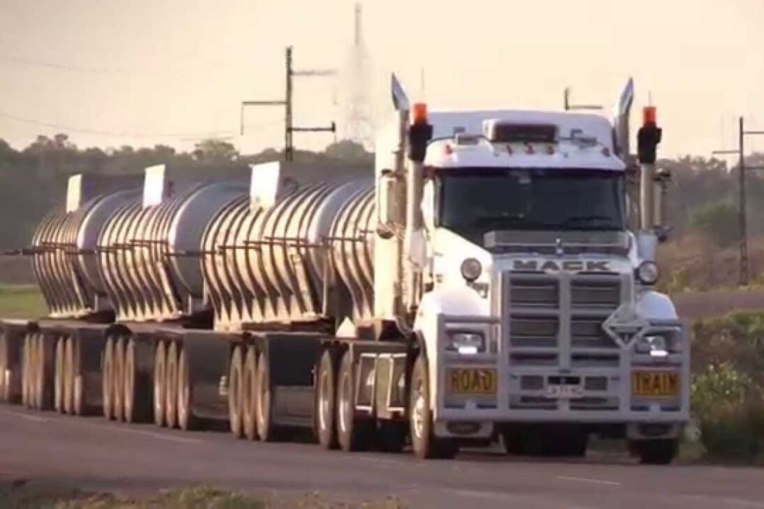 Descubre Cómo Camiones Monstruo Se Convirtieron En Trenes En La Carretera En El Desierto Australiano, Transportando Combustible Y Cargas Vitales, Y Por Qué Este Modelo No Se Adapta A Europa.