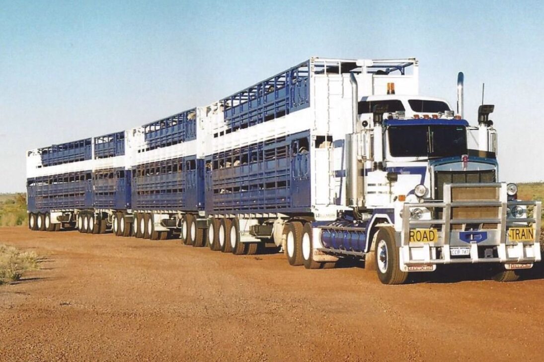 Descubre Cómo Camiones Monstruo Se Convirtieron En Trenes En La Carretera En El Desierto Australiano, Transportando Combustible Y Cargas Vitales, Y Por Qué Este Modelo No Se Adapta A Europa. Descubre Cómo Camiones Monstruo Se Convirtieron En Trenes En La Carretera En El Desierto Australiano, Transportando Combustible Y Cargas Vitales, Y Por Qué Este Modelo No Se Adapta A Europa.