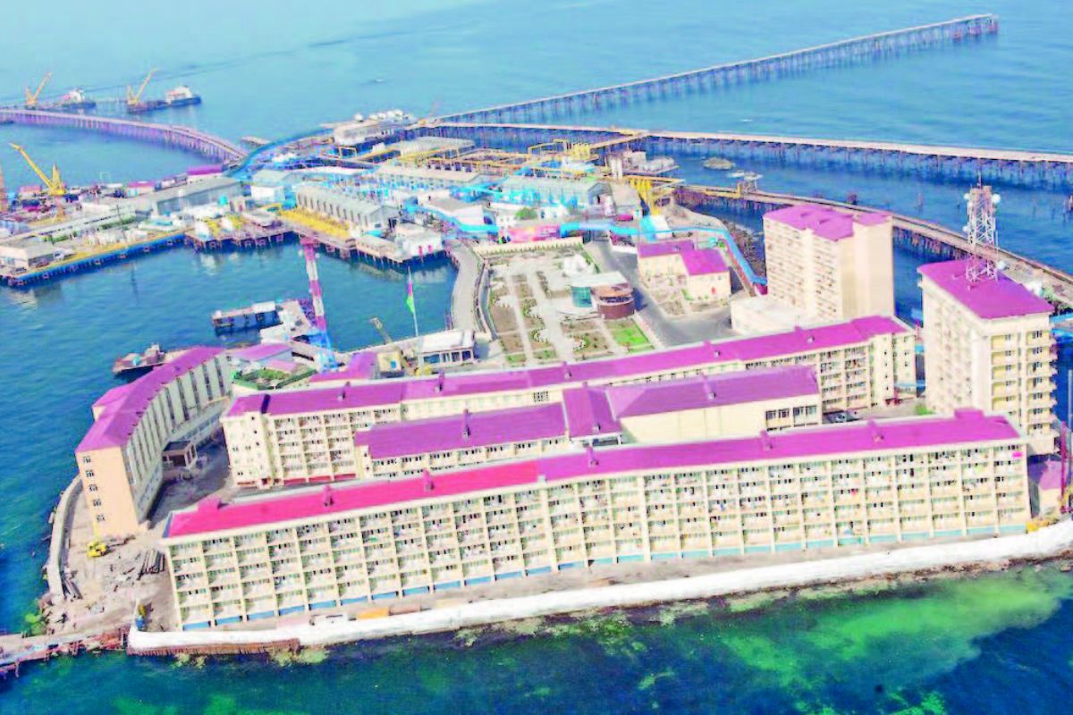 URSS ergueu cidade petrolífera Neft Dashlari sobre plataforma petrolífera no Mar Cáspio, símbolo soviético hoje em ruínas que marcou a era do petróleo mundial.