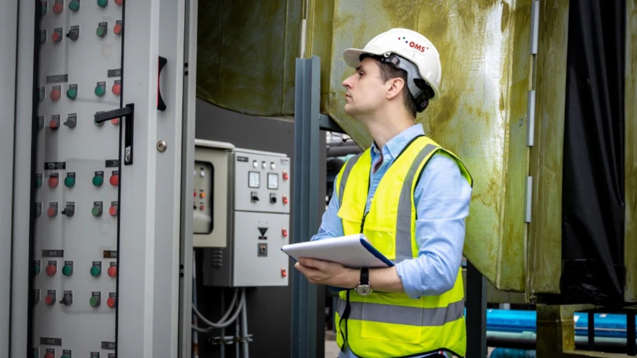 Vaga noturna de emprego para eletromecânico em Betim paga até R$ 5 mil, oferece benefícios completos e contratação CLT em escala 12x36.