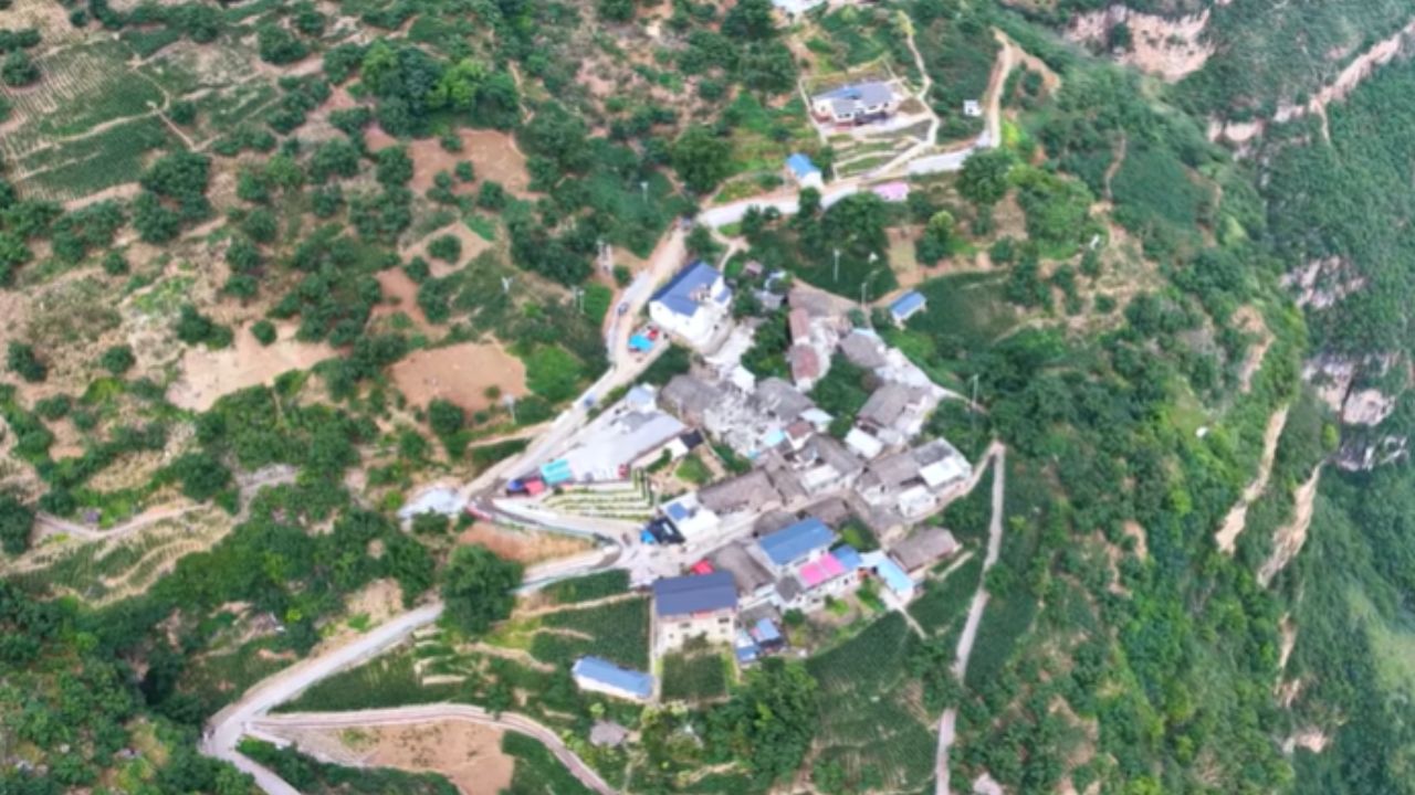 Conozca la aldea construida en acantilado Aldea Gulu, aldea en las nubes accesible por senda en el acantilado y por un teleférico sobre el abismo.