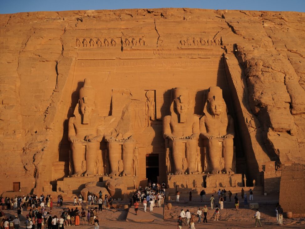Cortado en cerca de 2.000 bloques gigantes y remontado 65 metros sobre el nivel original, el templo que fue movido entero para no desaparecer bajo las aguas del Nilo