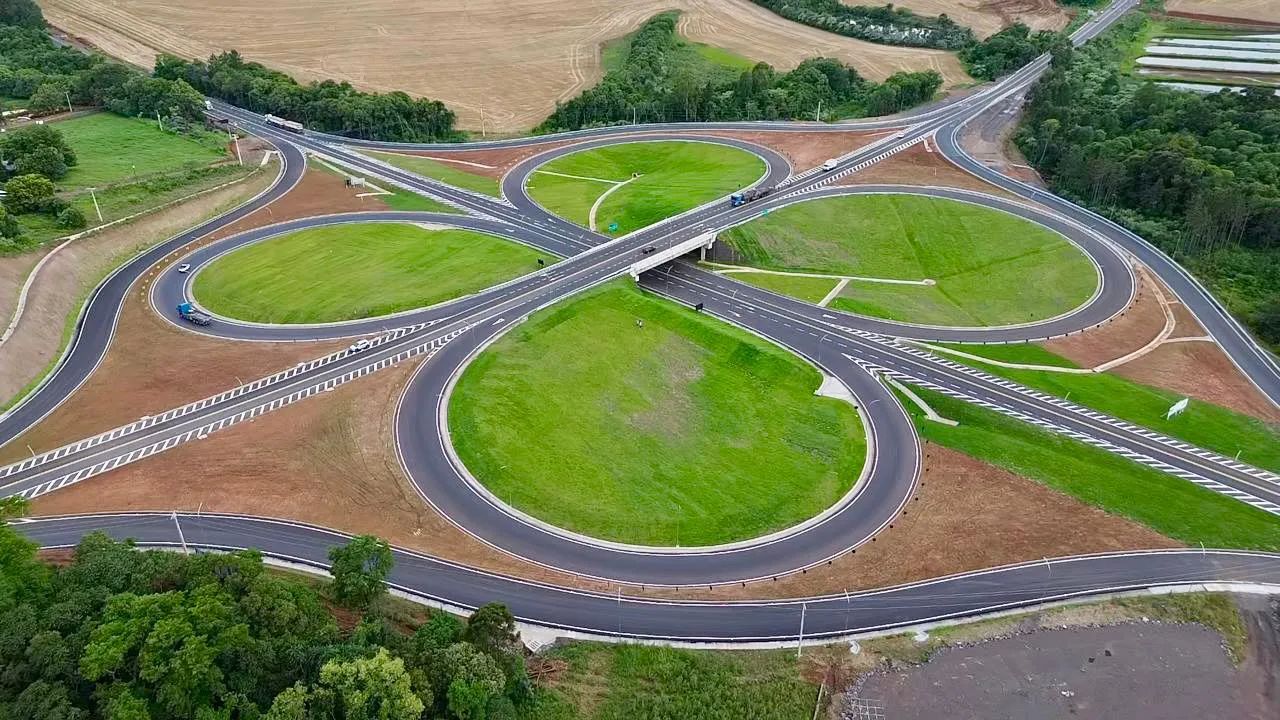 A inauguração do elevado das BRs 282 e 158, em Maravilha (SC), encerra 40 anos de espera, melhora o trânsito, reduz acidentes e fortalece a logística no Oeste catarinense.