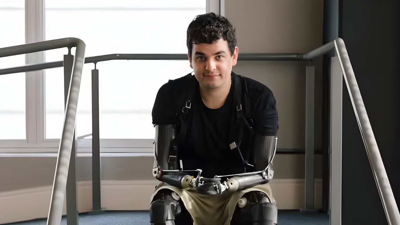 Pedro Pimenta sobreviveu à meningococcemia, infecção grave causada pela bactéria meningococo, e hoje reconstrói a vida com próteses e clínica de reabilitação.