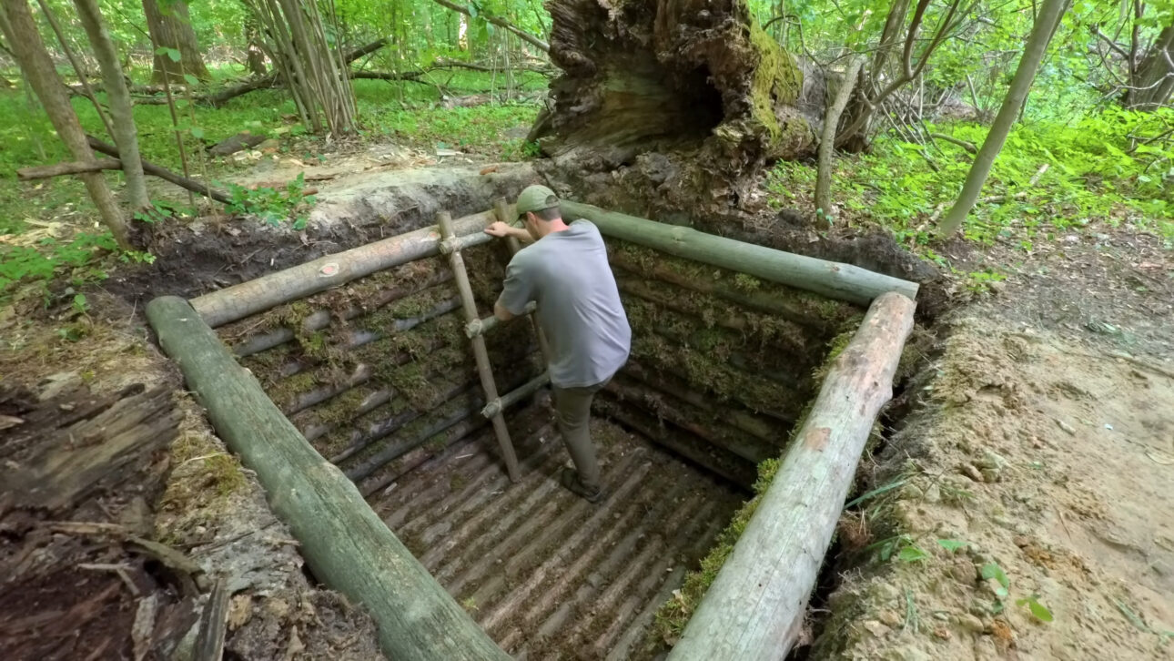Después de fallar en excavar una cueva en la montaña, hombre adapta el proyecto y construye un refugio de juncos usando técnicas primitivas de bushcraft