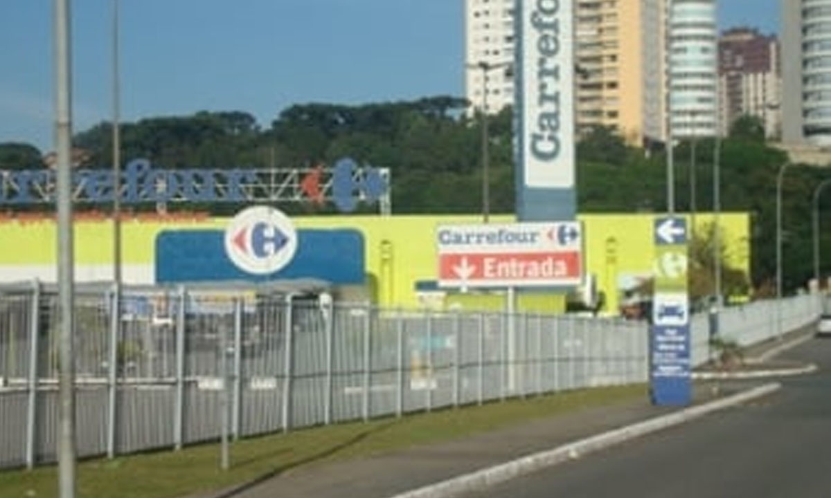 Carrefour vende terreno de 90 mil m² en Curitiba por valor estimado en R$ 300 milhões. Área del Champagnat debe dar lugar a megaemprendimiento inmobiliario.