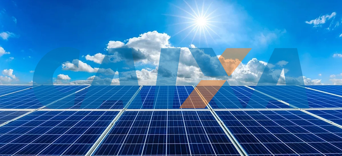 Painéis solares sob céu claro com logo da Caixa Econômica Federal, representando o financiamento de energia solar para famílias de baixa renda.