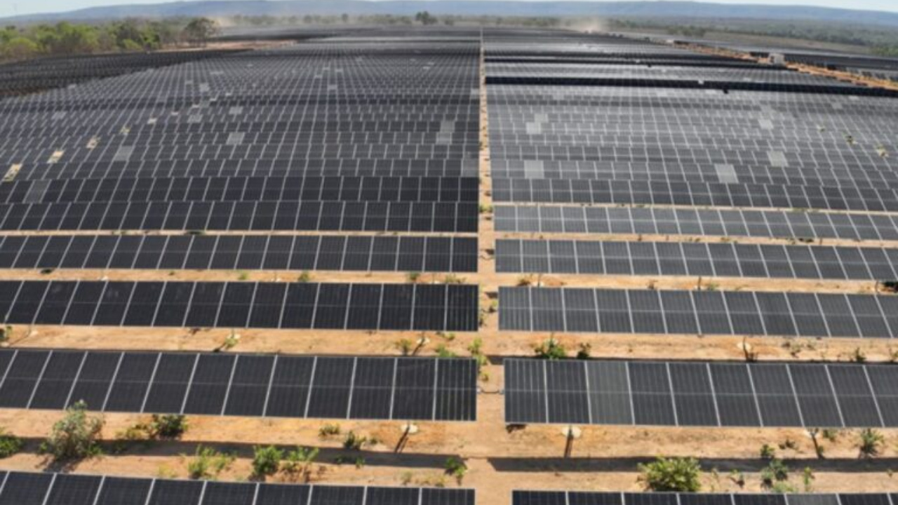 Complexo de energia solar no Norte de Minas recebe autorização da Aneel, soma 80 MW de potência instalada e passa a operar comercialmente no mercado livre.