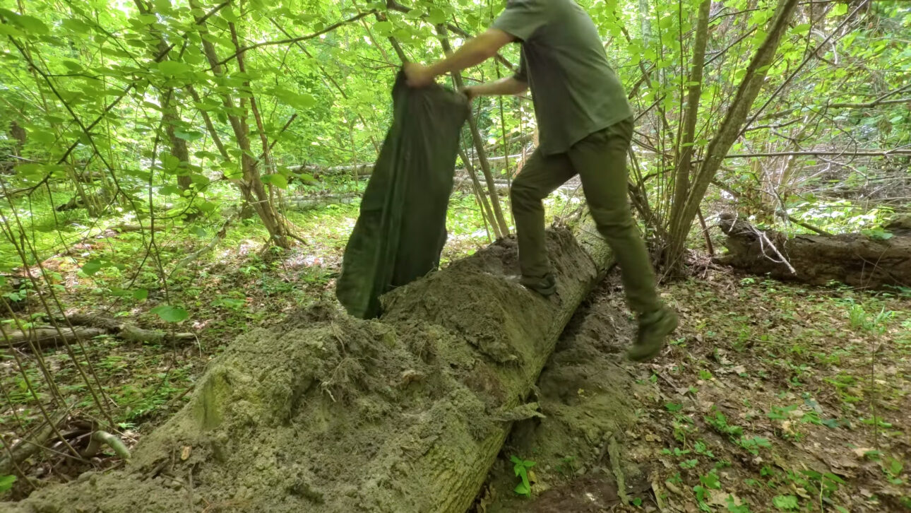 Después de fallar en excavar una cueva en la montaña, hombre adapta el proyecto y construye un refugio de juncos usando técnicas primitivas de bushcraft