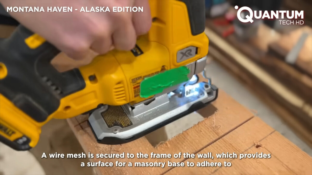 Hombre excava solo una cabaña subterránea en medio del bosque, construye paredes de barro, fogón de piedra y techo cubierto de tierra usando solo técnicas ancestrales