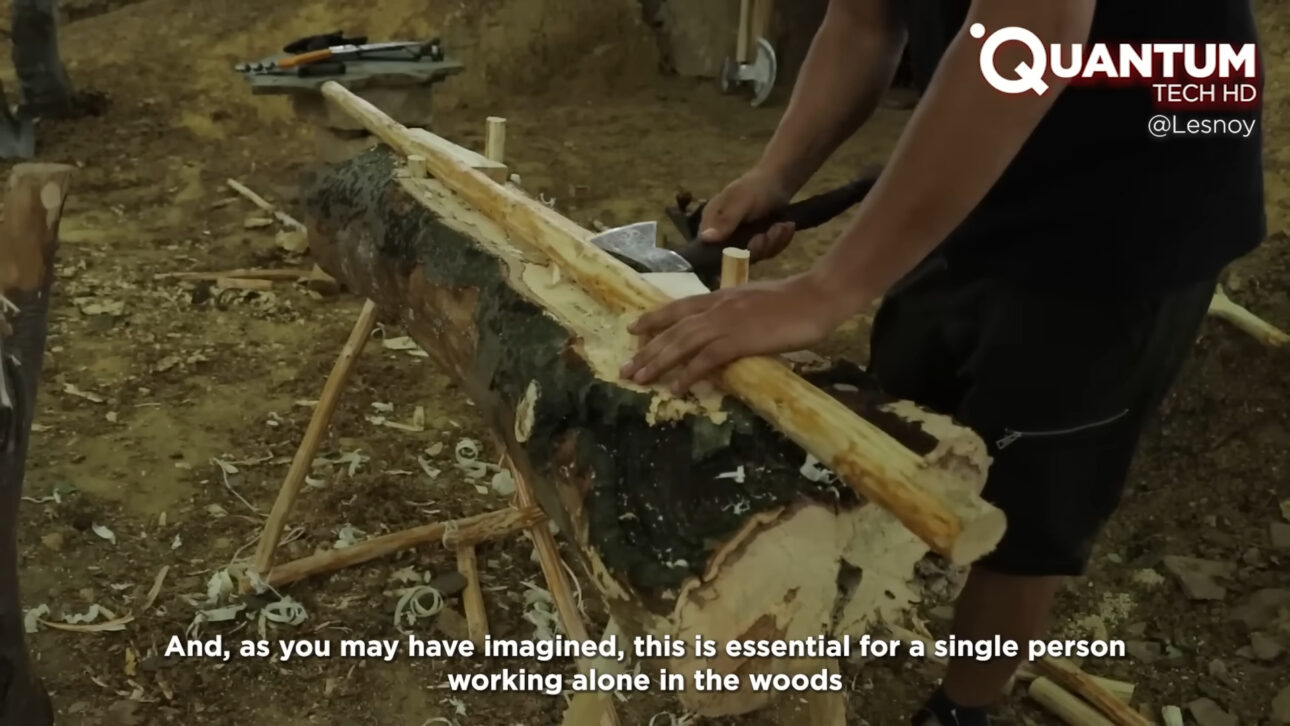 Hombre excava solo una cabaña subterránea en medio del bosque, construye paredes de barro, fogón de piedra y techo cubierto de tierra usando solo técnicas ancestrales