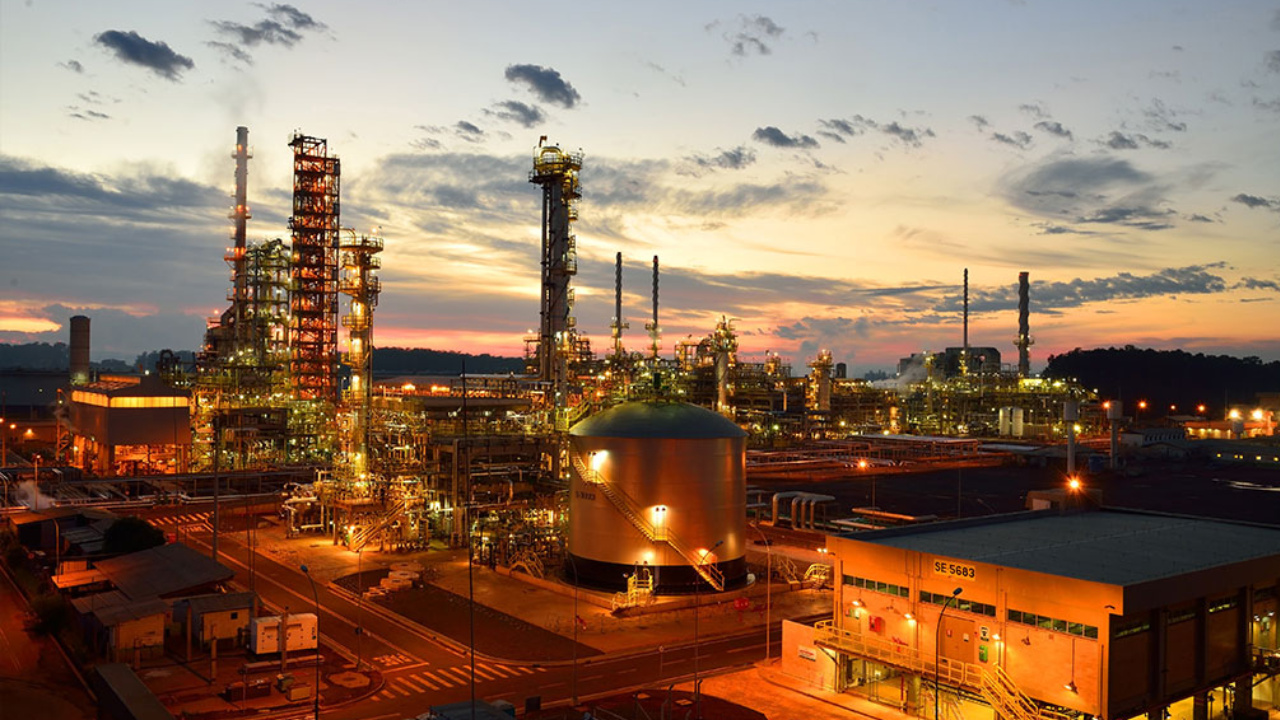 Produção de petróleo refinado na Replan acelera no segundo semestre de 2025, ultrapassa desempenho de 2024 e reforça papel estratégico da refinaria no abastecimento nacional.