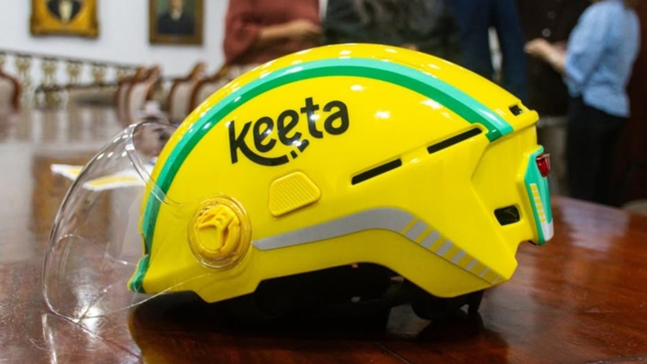 O capacete inteligente da Keeta chega ao Brasil com sensores, bluetooth e alertas em caso de acidentes. Veja como funciona o equipamento e por que ele pode mudar a rotina de entregadores no país.