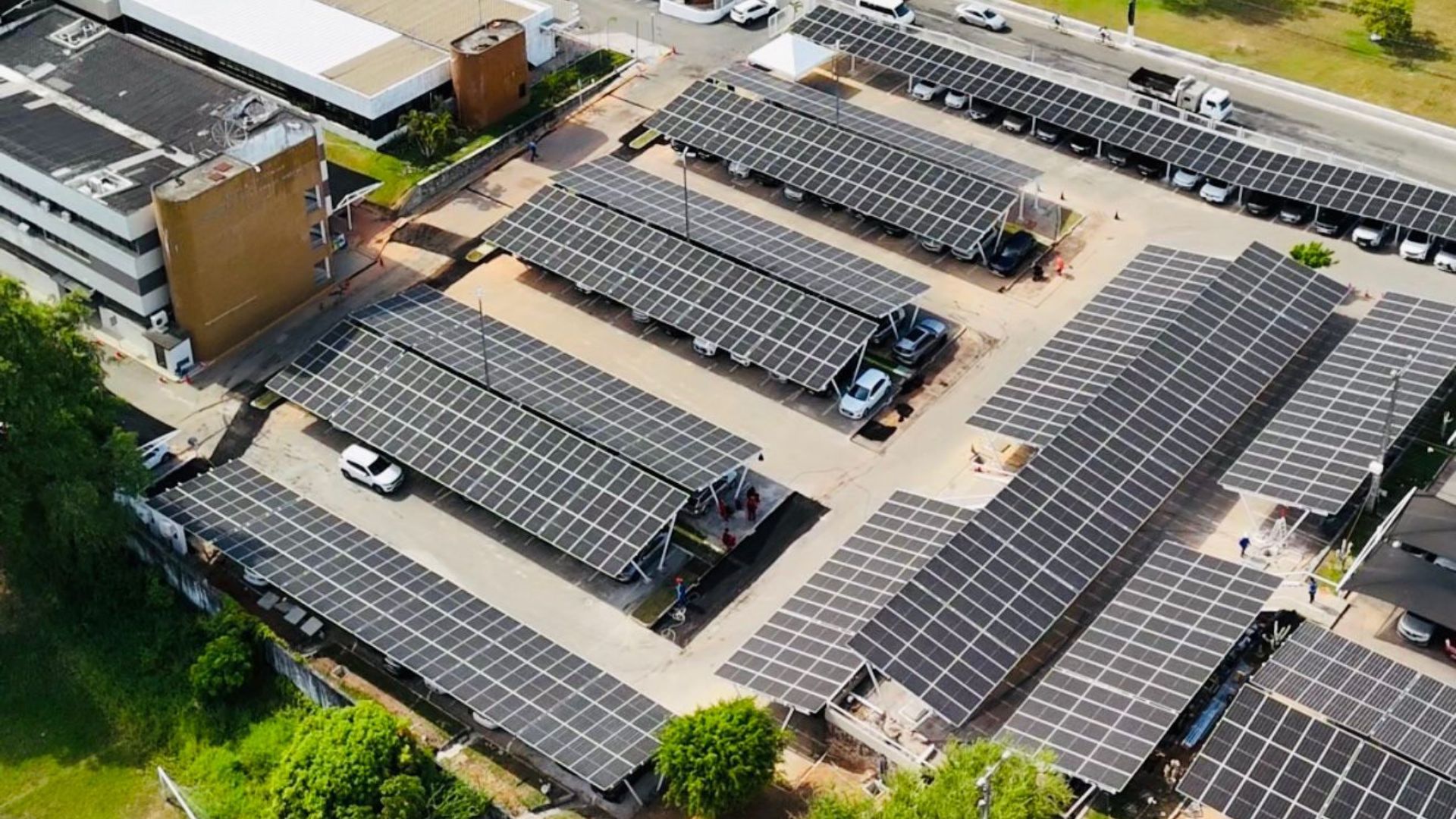 Usina solar fotovoltaica do TCE-SE em Sergipe instalada em estacionamento no modelo carports, com painéis solares gerando energia renovável e reduzindo custos públicos
