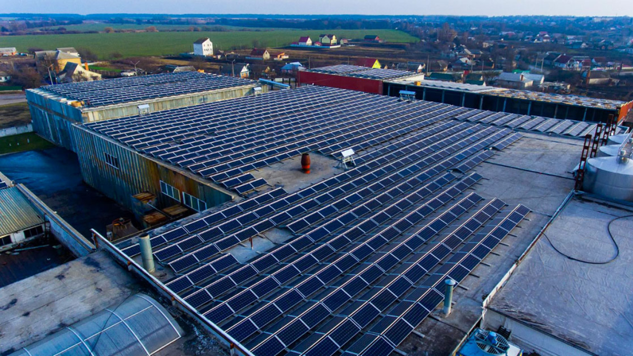 Mais de 217 mil empresas passaram a usar energia solar no Brasil em 2025. Investimentos superam R$ 9 bilhões e impulsionam a geração própria com 2 GW em novos sistemas fotovoltaicos.