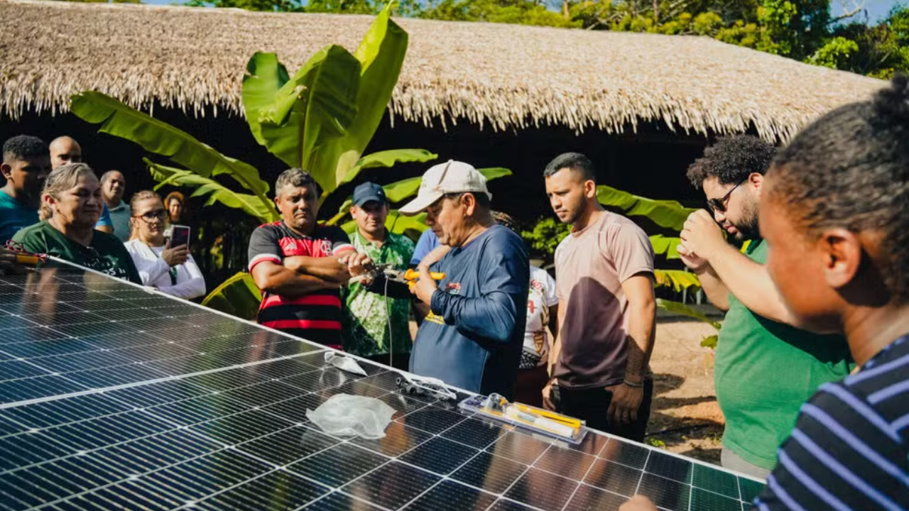 Formação pioneira na Amazônia capacita indígenas, ribeirinhos e quilombolas para operar sistemas de energia solar e gerir estruturas próprias, fortalecendo autonomia e ampliando direitos em áreas isoladas da Resex Tapajós-Arapiuns, no Pará.