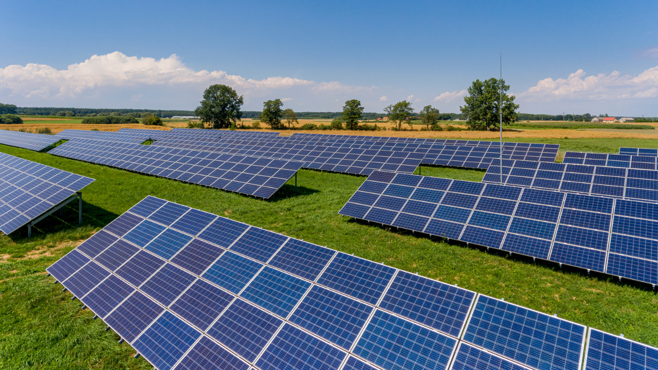 Energia solar ganha destaque como maior avanço científico de 2025, segundo a revista Science, em um ano marcado por descobertas em renováveis, IA, medicina e genética.