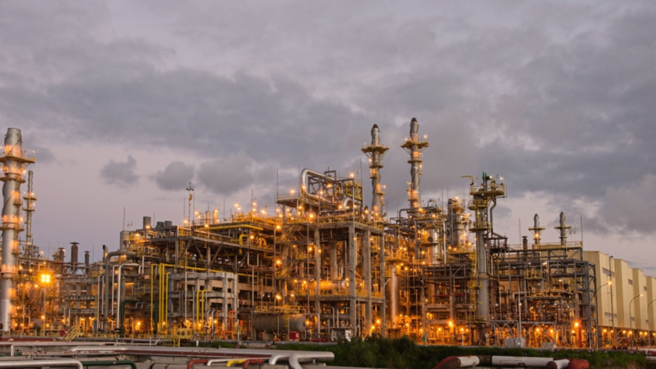 Petrobras assina contrato para implantar usina de energia solar na Rnest, em Pernambuco. Projeto terá 12 MW e integra plano de expansão e modernização da refinaria.