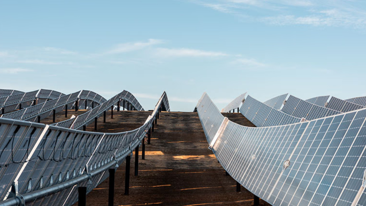 Energia solar supera limitações de relevo no Brasil com trackers adaptados, reduz custos de obras civis e amplia a viabilidade econômica de projetos fotovoltaicos.