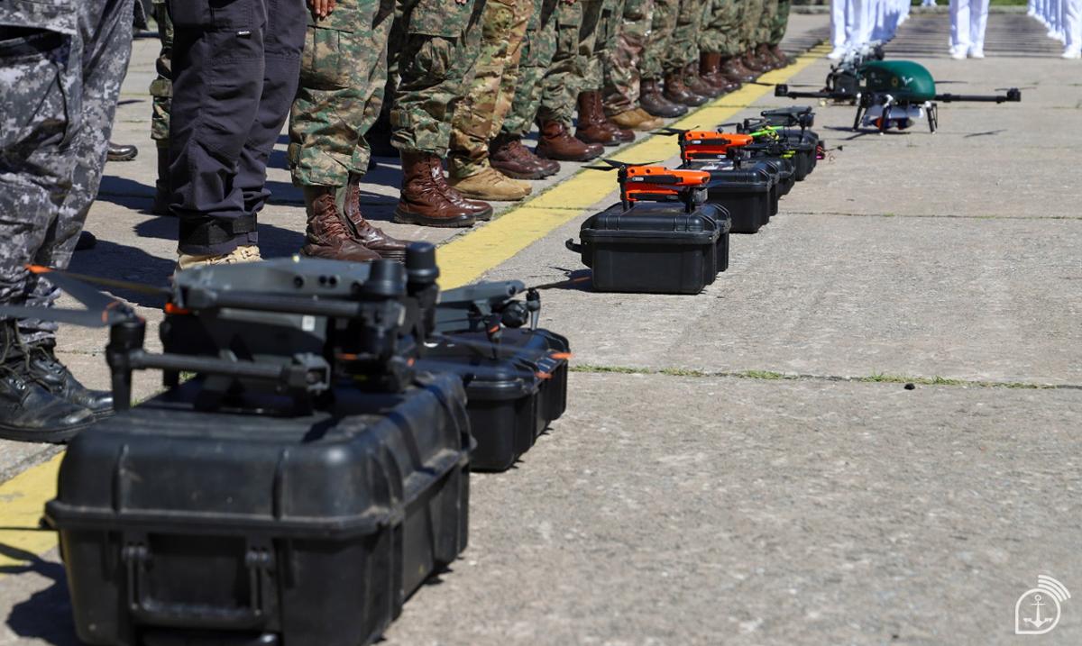 Drones militares alinhados em frente a tropas dos Fuzileiros Navais durante evento da Marinha do Brasil no CIASC