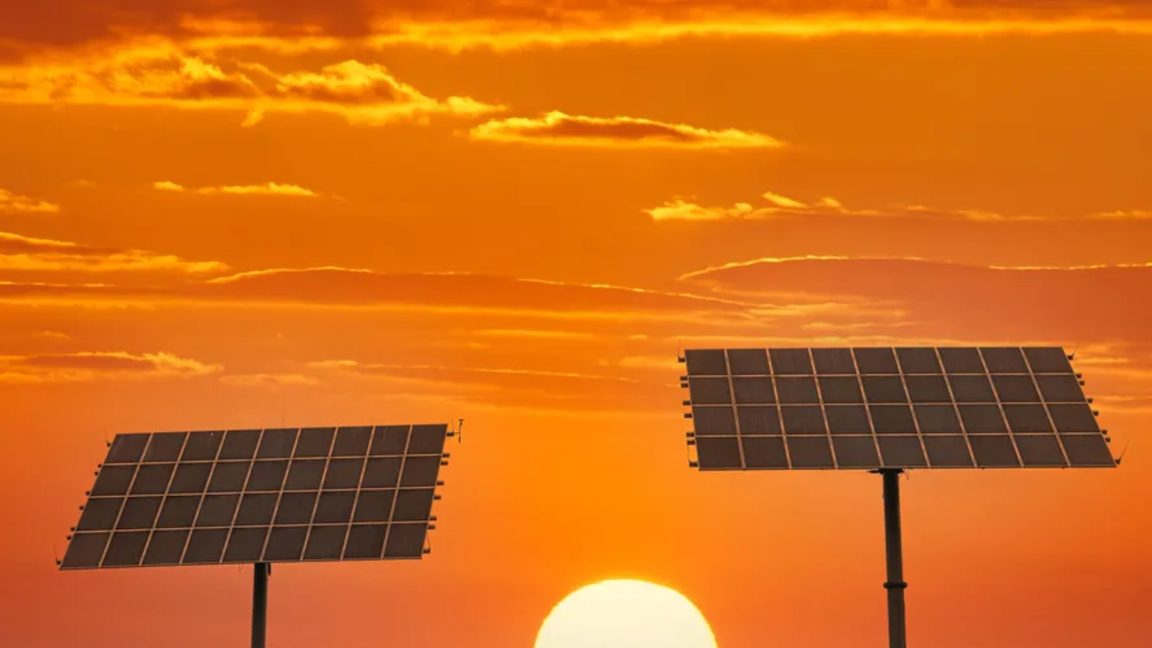 Energia solar registra alta de 11,1% na geração em novembro, segundo a CCEE, enquanto consumo de eletricidade recua com temperaturas mais amenas.