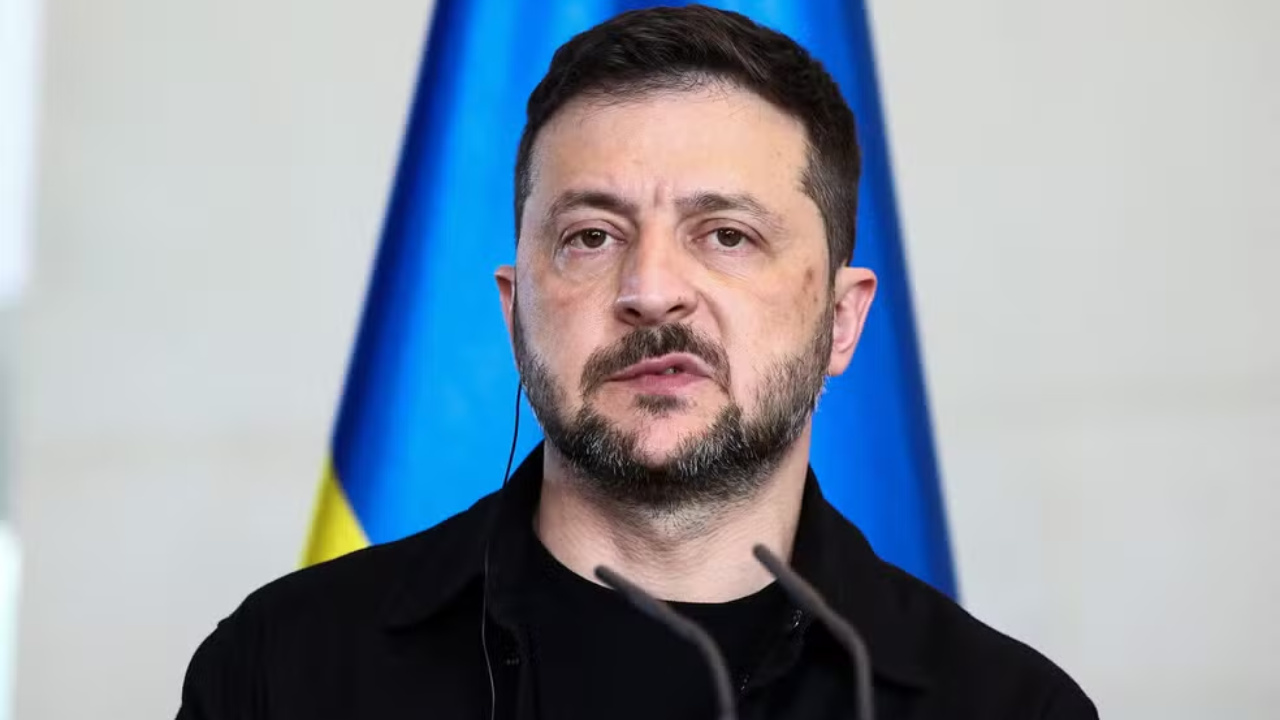 Petróleo Brent é negociado abaixo de 60 dólares após avanços nas negociações sobre a Ucrânia, elevando expectativas de maior oferta e possível alívio de sanções.