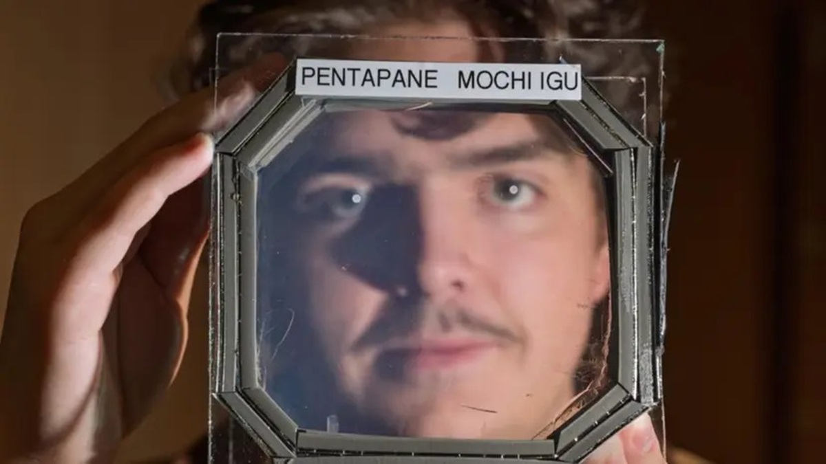 Abram Fluckiger, um estudante de graduação da CU Boulder, segura um bloco contendo cinco camadas de material MOCHI e dois painéis de vidro.