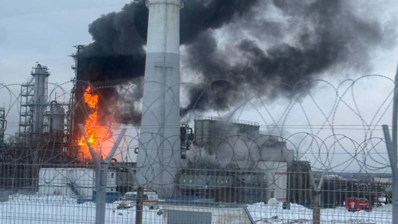 Ataque ucraniano a refinaria de petróleo na Rússia amplia tensão no conflito, após novos bombardeios a cidades ucranianas e escalada na guerra energética.