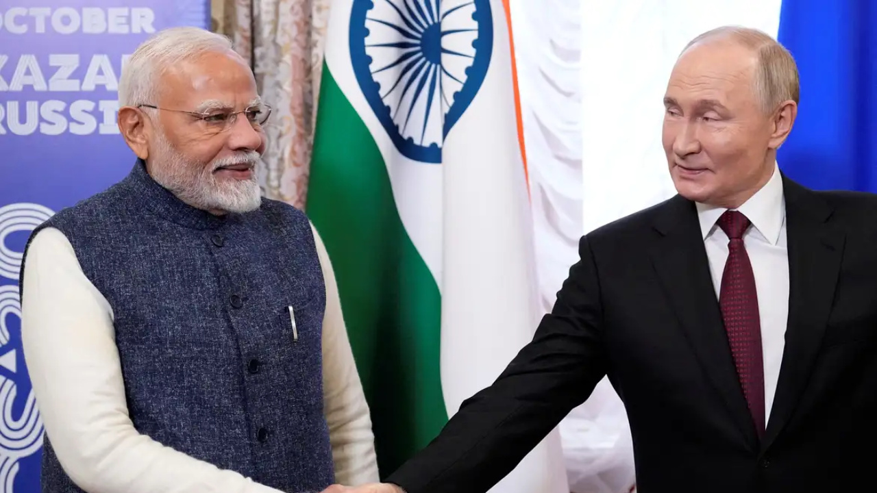 Mesmo diante das sanções dos EUA, a Rússia reafirma que seguirá exportando petróleo à Índia. Vladimir Putin destaca a parceria estratégica e a importância da segurança energética entre os dois países.