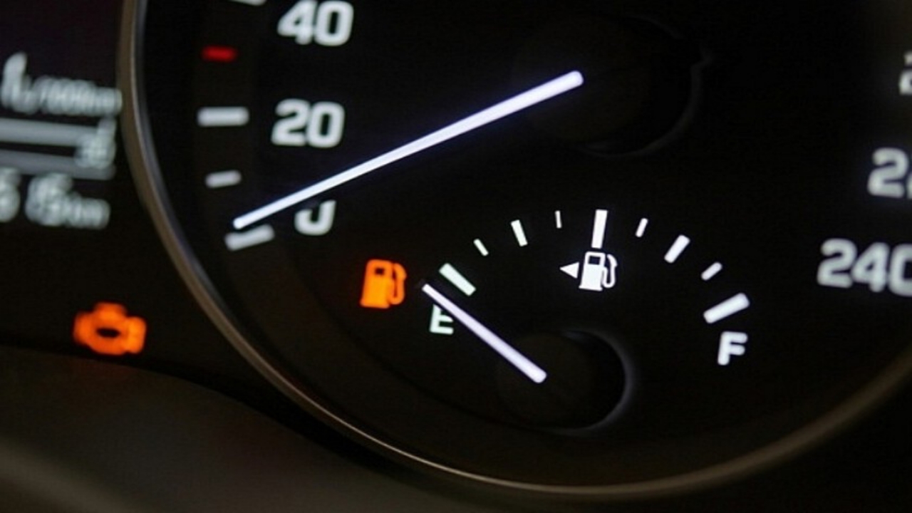 Muitos pensam que é porque está vazio, mas é isso que o E no medidor de gasolina realmente significa e pode evitar custos de manutenção no carro