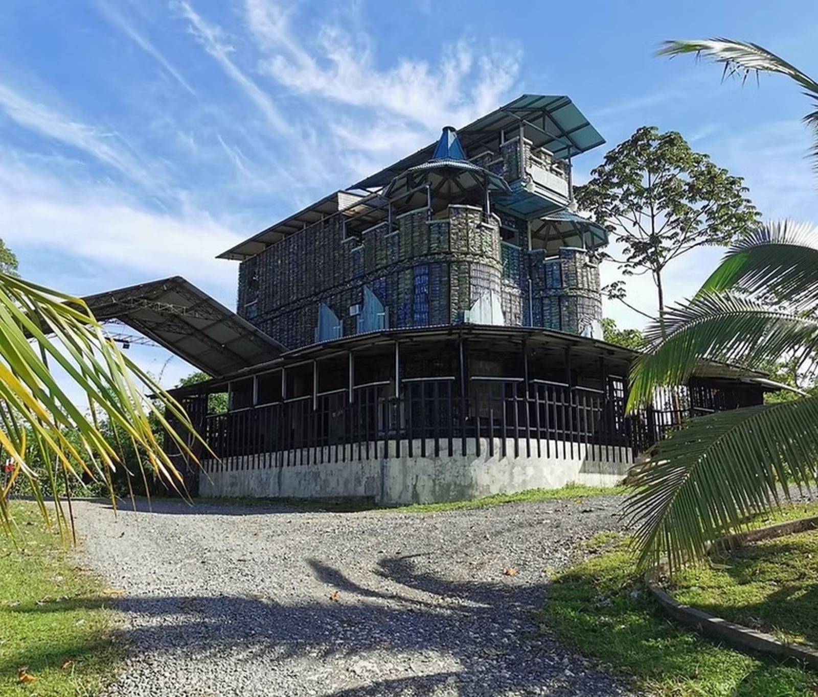 Garrafas plásticas, Castelo