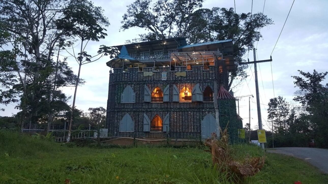 Botellas plásticas, Castillo