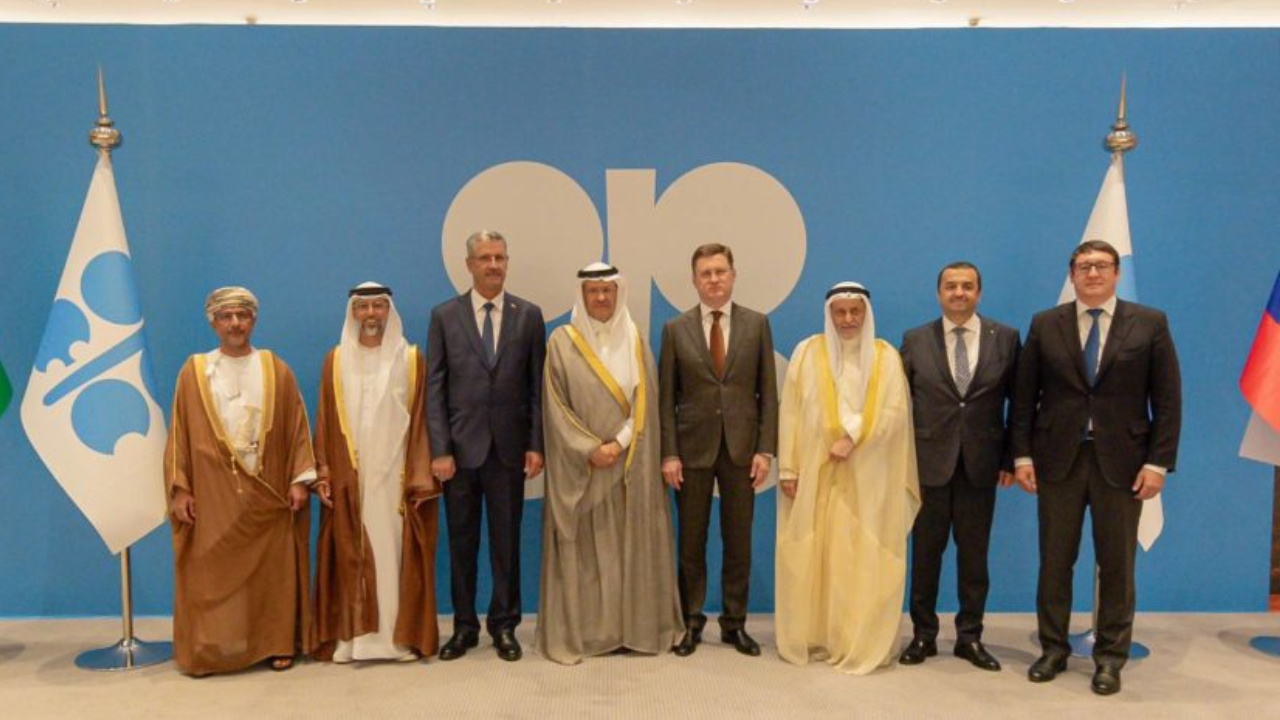 A Opep+ confirma que manterá o nível atual de produção de petróleo no primeiro trimestre de 2026, citando estabilidade econômica, baixos estoques e fundamentos sólidos do mercado.