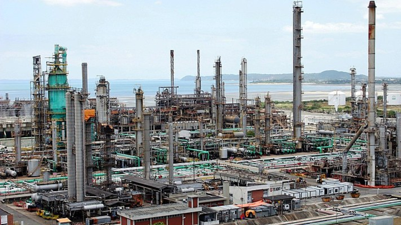 Produção de derivados do petróleo cai em outubro após paralisações e fiscalização em refinarias, segundo dados do IBGE e da Pesquisa Industrial Mensal.