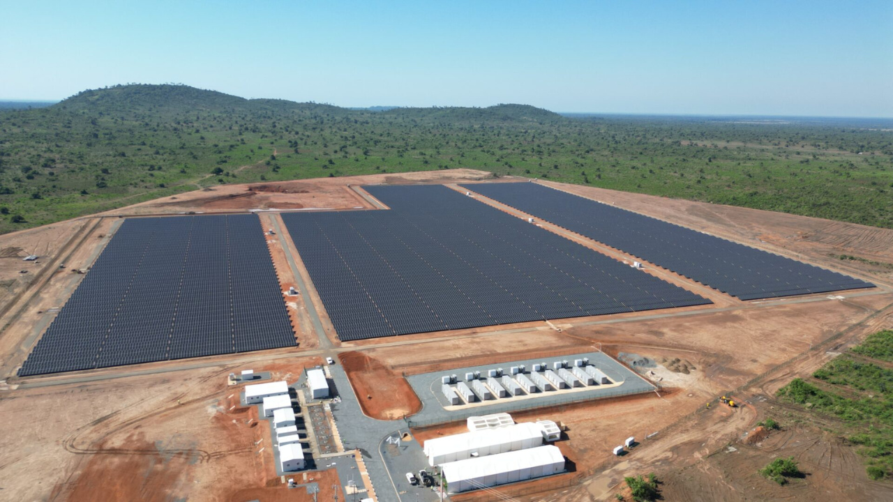 O maior parque de energia solar off-grid de África entrou em operação em Cazombo, no leste de Angola. O projeto usa energia solar com baterias, reduz combustíveis fósseis e beneficia mais de 136 mil pessoas.