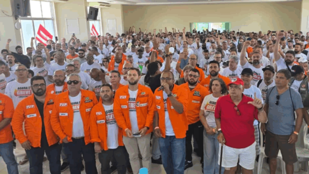 Petrobras enfrenta manutenção de greve no Norte Fluminense após rejeição de proposta sindical. Estatal afirma ter apresentado novo acordo coletivo com avanços e diz que produção segue sem impacto.