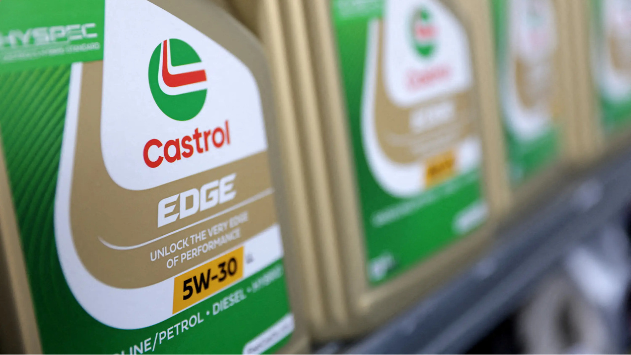 A BP anunciou a venda do controle da Castrol por US$ 6 bilhões como parte de sua estratégia para reduzir a dívida e reforçar o foco no petróleo, em meio a pressões de investidores e mudanças na liderança.
