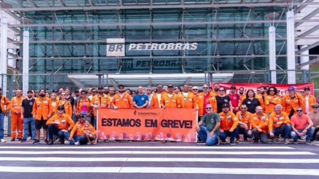 A paralisação dos trabalhadores da Petrobras já provoca impactos financeiros relevantes na cadeia do petróleo, com perdas diárias estimadas em R$ 200 milhões na área de Exploração e Produção, segundo sindicatos e estudos preliminares.