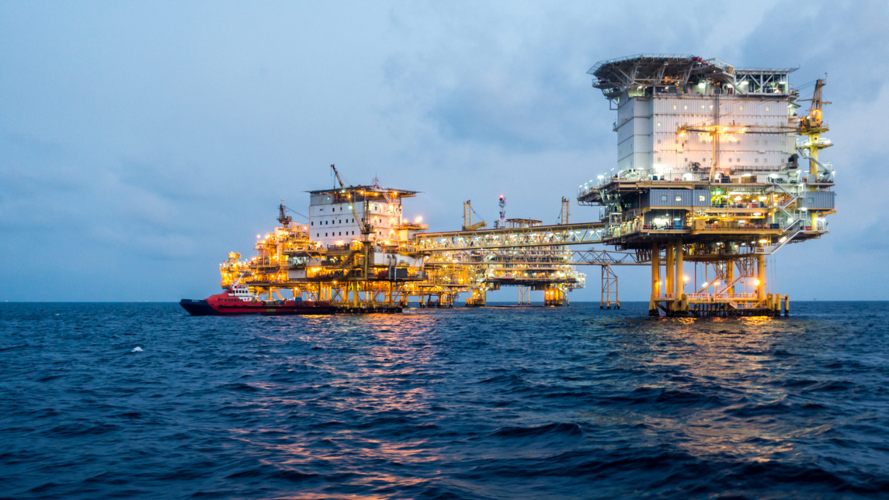 Cidades produtoras de petróleo lideram o PIB per capita no Brasil em 2023, segundo o IBGE, com destaque para Saquarema e Maricá, enquanto capitais voltam a ganhar participação na economia nacional.