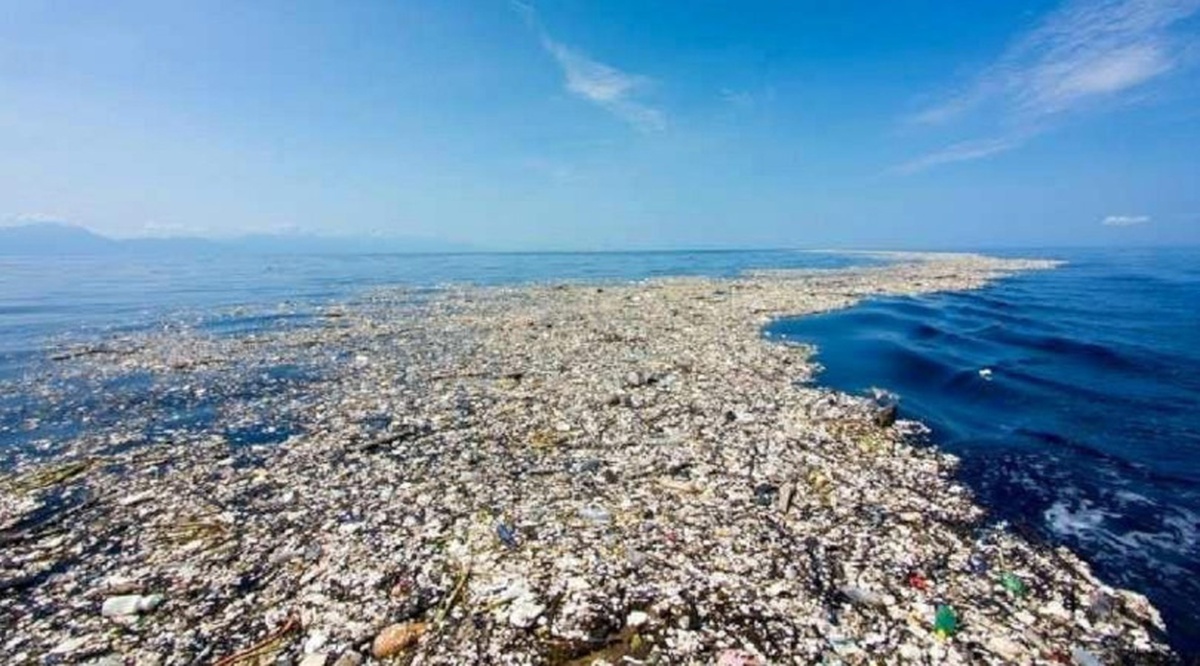 Grande Porção de Lixo do Pacífico com resíduos plásticos flutuando e formando uma densa faixa de detritos no oceano.