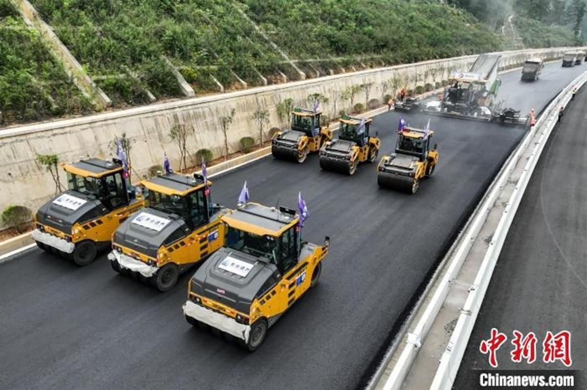 Trabalhadores chineses aplicam 8.000 toneladas de asfalto e reparam 2,4 km de estrada em seis horas, durante operação noturna sem bloqueios viários
