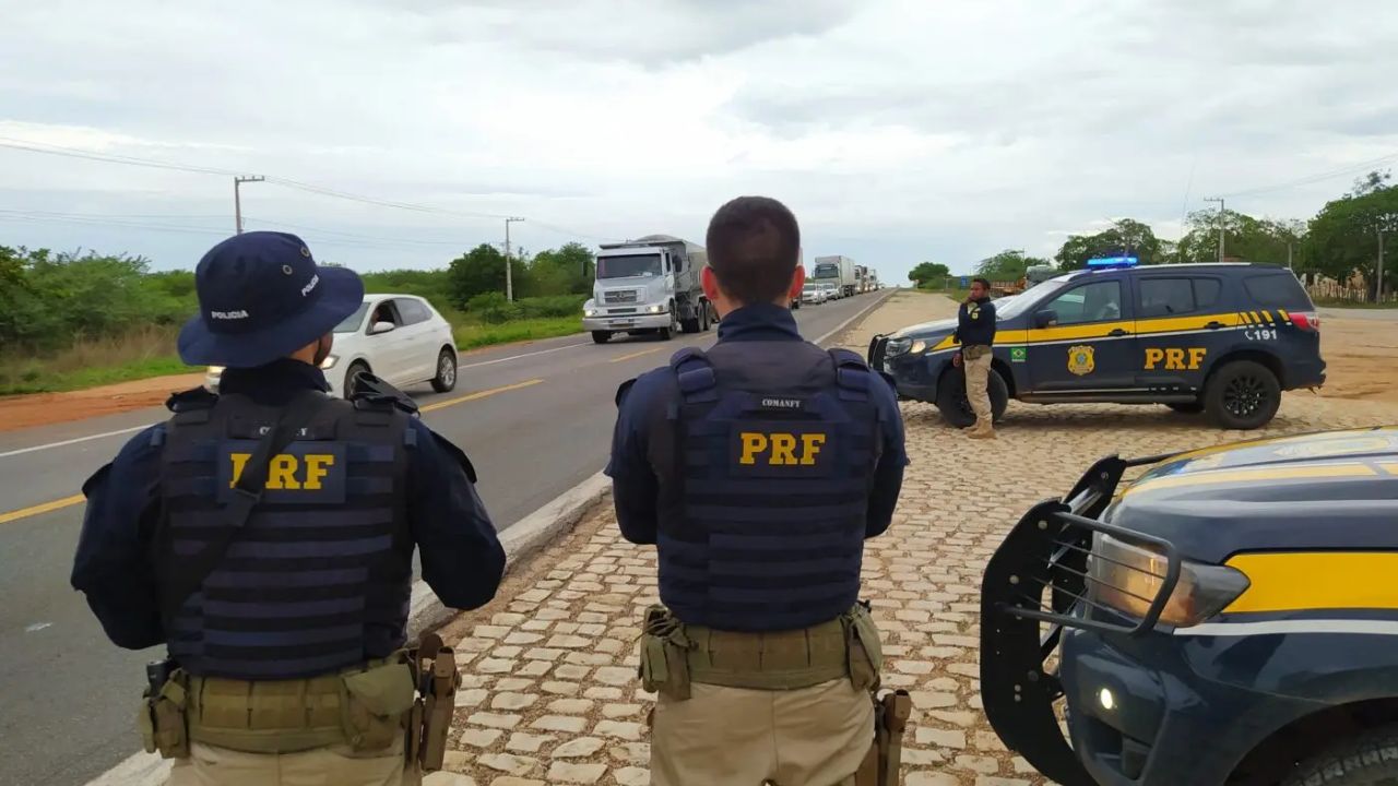 Saiba o que é permitido e o que não é durante uma blitz de trânsito e descubra seus direitos e deveres como motorista.