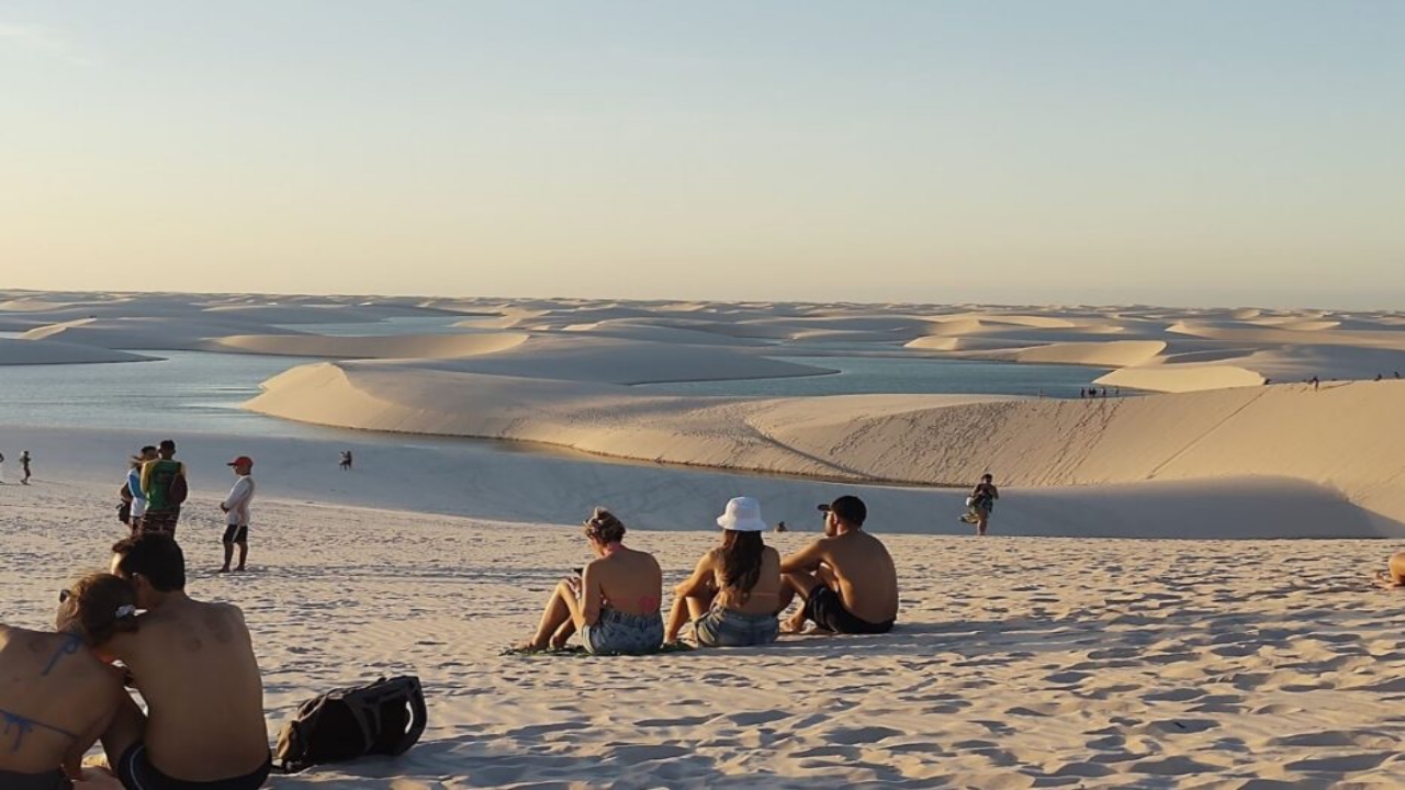 Fenômeno raro no litoral catarinense faz praia parecer os Lençóis Maranhenses e vira febre entre turistas por suas dunas gigantes e piscinas naturais de água doce