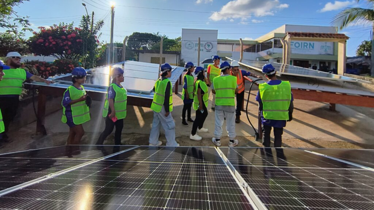 Projeto da Unicamp apresentado na COP30 aposta em energia solar para reduzir uso de diesel e capacitar indígenas amazônicos na geração fotovoltaica sustentável.